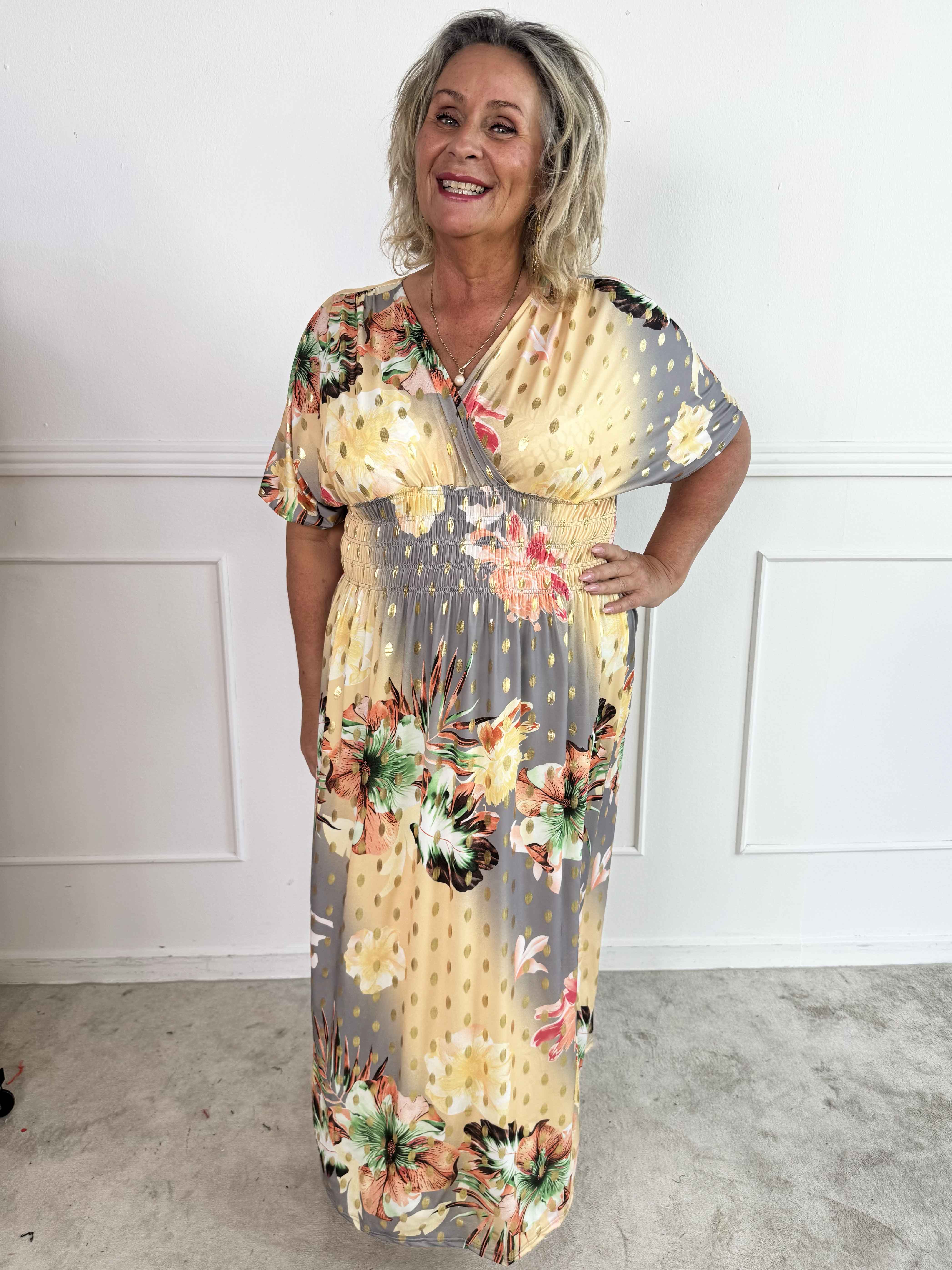 Pams Hawaii - Lång plus size klänning i stretchtyg med blommönster